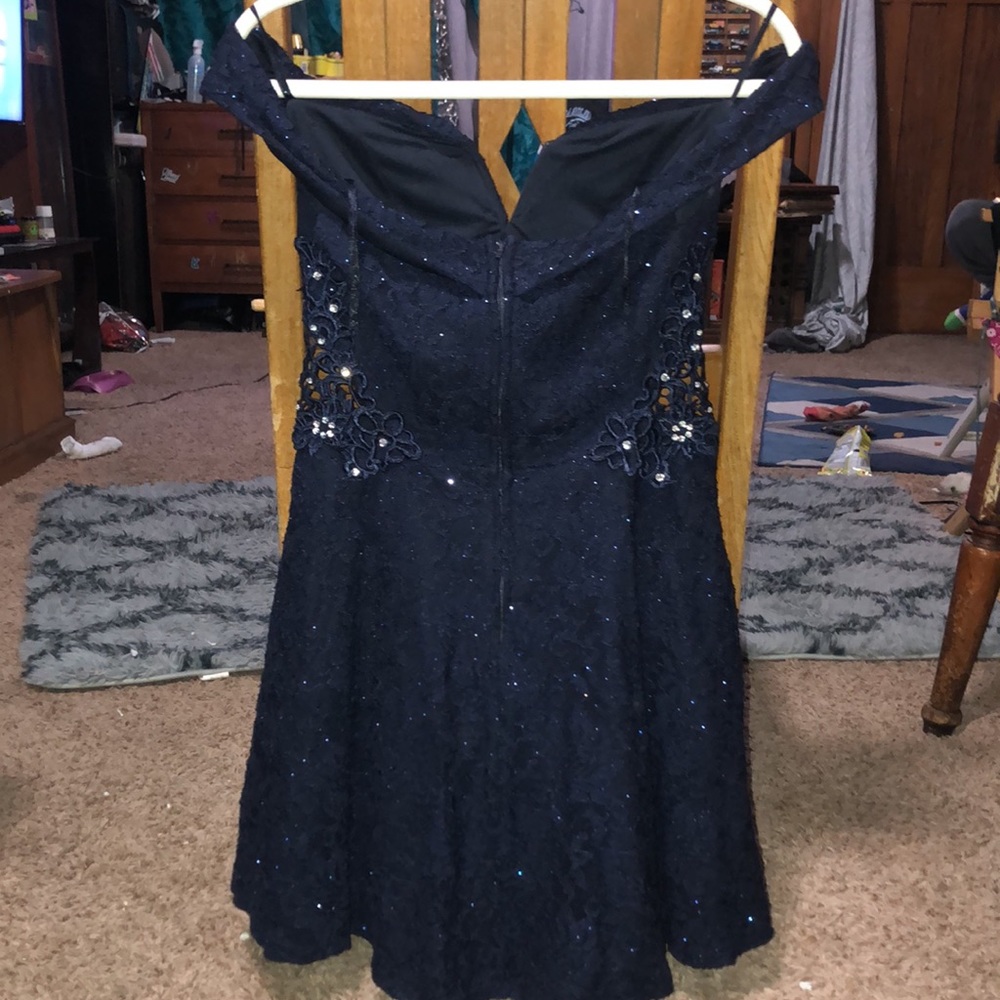 Beautiful 🤩 Juniors lace off the shoulder midi dress 👗 - Picture 9 of 14